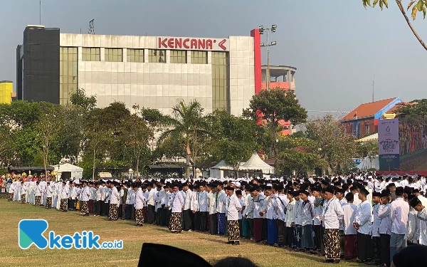 Foto Para peserta Upacara Hari Santri Nasional 2023 di Tugu Pahlawan Surabaya. (Foto: Shinta Miranda/Ketik.co.id)