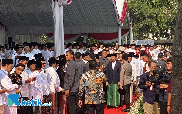 Foto Momen Jokowi saat berfoto bersama masyarakat. (Foto: Shinta Miranda/Ketik.co.id)