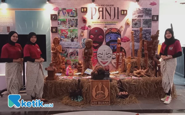 Foto Mahasiswa Universitas Adibuana Surabaya,  ikut menjaga stand pameran di acara Festival Panji ASEAN.  (foto: Sutejo Rc/ketik.co.id)