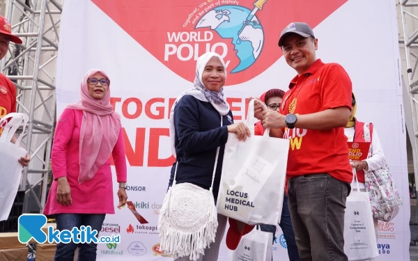 Foto Penyerahan goodie bag untuk masyarakat yang mengikuti kegiatan We End Polio Rotary East Java. (Foto: Shinta Miranda/Ketik.co.id)