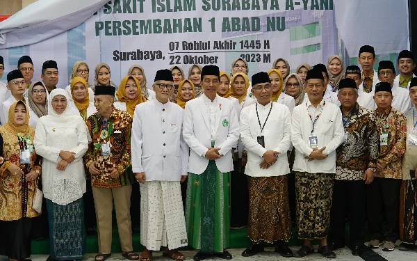 Foto Para jajaran Yayasan Rumah Sakit Islam Surabaya (Yarsis) berfoto dengan Presiden RI Joko Widodo, Minggu (22/10/2023). (Foto : Himas RSI Ahmad Yani)