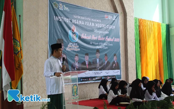 Foto Rektor IAIN Curup Prof. Dr. Idi Warsah, M.Pd.I menyampai sambutan di Aula Rektorat setelah upacara hari Santri (Foto: Humas IAIN Curup)