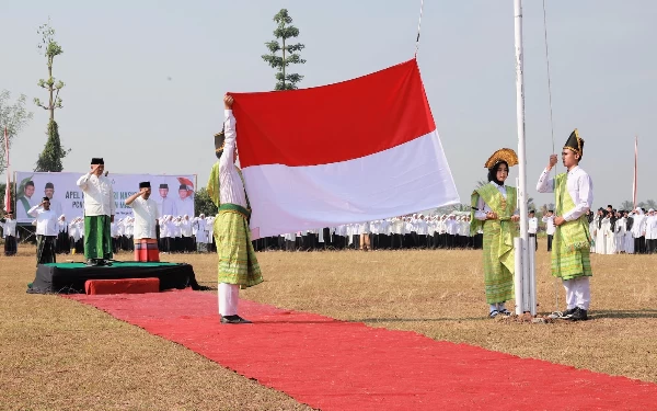 Foto Sanusi, Bupati Malang, ketika memimpin Apel Hari Santri Nasional 2024. (Foto : Prokopim Kabupaten Malang)