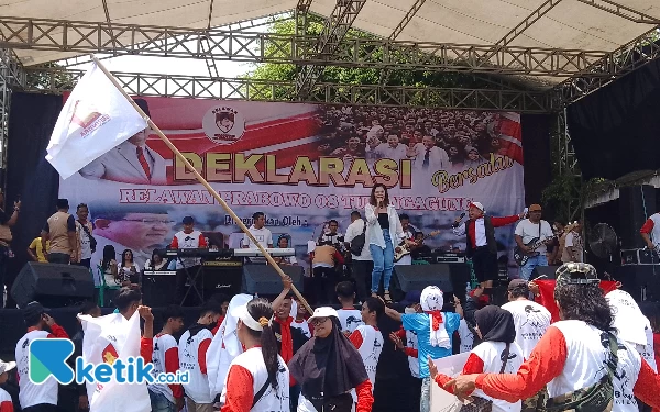 Foto Artis Asal Tulungagung Puri Ratna saat  menghibur Ratusan Simpatisan dan Relawan Capres Prabowo yang datang di lapangan Desa Ringinpitu Kabupaten Tulungagung.