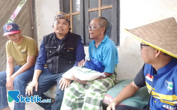 Thumbnail Berita - Panglima Nurhadi Santuni Sepuluh  Lansia di  Dua Kecamatan di Tulungagung