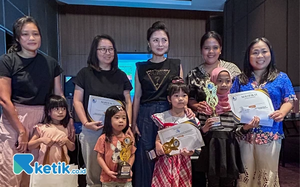 Foto Para juara mewarnai batik ini menerima tropi dan piala dari Whiz Luxe Hotel Spazio Surabaya, Minggu (22/10/2023). (Foto : M.Khaesar/Ketik.co.id)