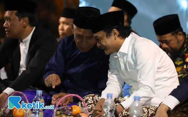 Foto Cak Udin bersama Ketua Umum PWNU Jawa Timur KH Marzuki Mustamar.