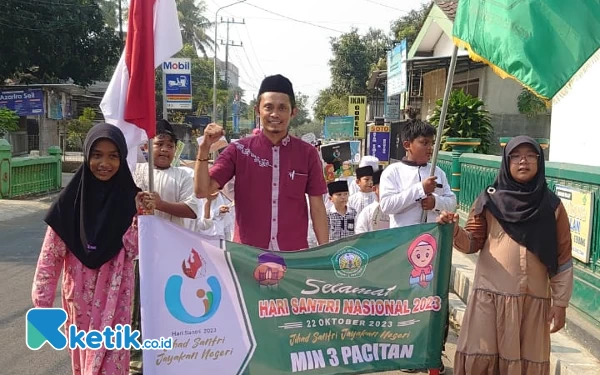 Foto Kepala MIN 3 Pacitan, Muhammad Ardian Mustofa (baju koko merah) dengan semangat mengikuti pawai ta'aruf bersama siswa. (Foto: Al Ahmadi/Ketik.co.id)