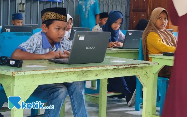 Foto Siswa tengah mengerjakan sejumlah soal ANBK. (Foto: Al Ahmadi/Ketik.co.id)