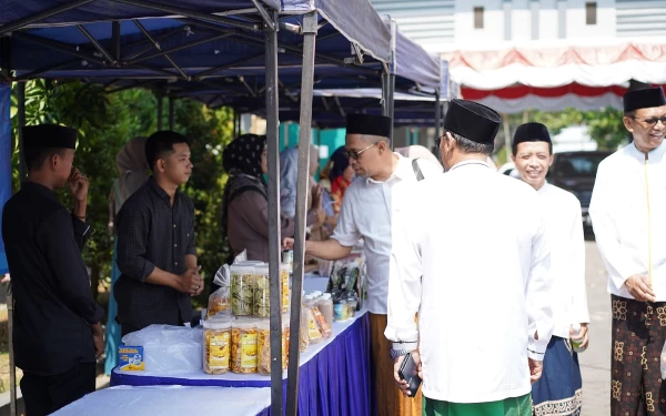 Foto Santri berwirausaha menjual produknya di Expo Kemandirian Pesantren, Senin (23/10/2023) (Foto: Humas UIN KHAS Jember)