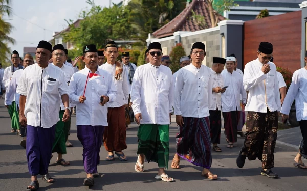 Semarak Hari Santri Nasional UIN KHAS Jember, Meneladani Nilai Kesederhanaan Memakai Sarung