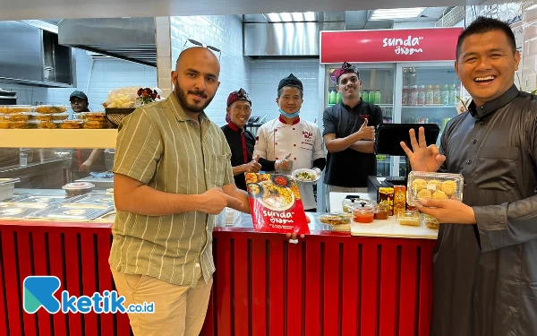 Foto Jurnalis Ketik saat bersama Omar dan seluruh karyawan Warung Sunda di Masjid Mabawi Madinah.