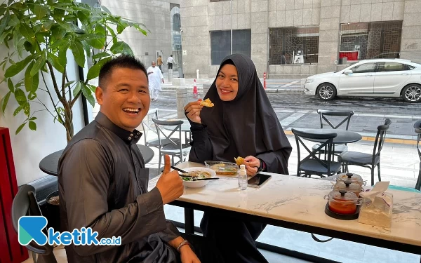 Foto Jurnalis Ketik saat mencoba bakso dan bala-bala di warung sunda Masjid Nabawi Madinah.