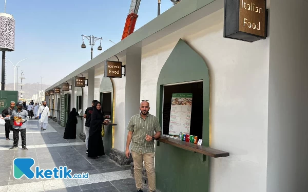 Foto Omar, Owner Warung Sunda saat menunjukkan beberapa kiosnya yang baru di pelataran kuliner Masjid Nabawi Madinah.