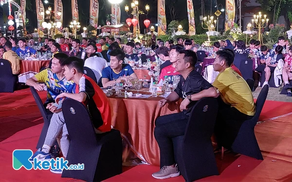 Foto Suasana gala dinner Indonesia Masters Super 100 yang digelar di Gedung Negara Grahadi. (Foto: Husni Habib/Ketik.co.id)