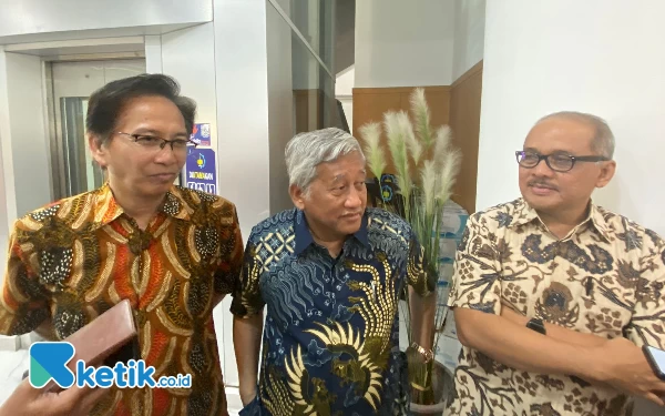 Foto (Kiri) Rektor ITS Prof. Mochamad Ashari ,Ketua Majelis Wali Amanat (MWA) ITS Prof. M. Nuh DEA dan Prof Triyogi Yuwono selaku Ketua Panitia Pemilihan Rektor ITS 2024 - 2029. (Foto: Shinta Miranda/Ketik.co.id)