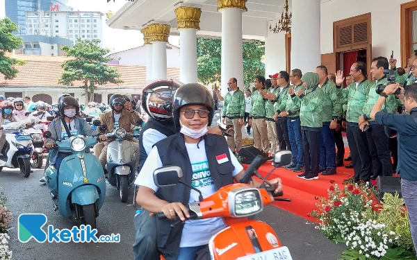 Foto Para peserta konvoi motor listrik berangkat dari Gedung Negara Grahadi. (Foto: Husni Habib/Ketik.co.id)