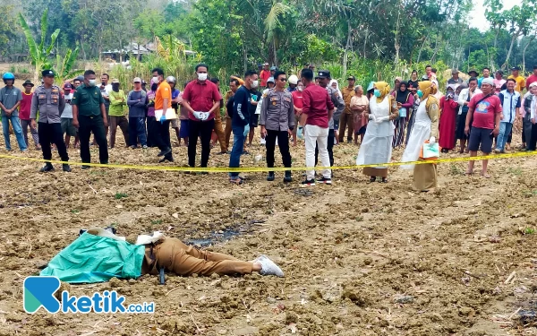 Foto Tubuh Korban Pembacokan Perangkat Desa di Kecamatan Kerek, Kabupaten Tuban  (24/10/2023)(Foto Ahmad /Ketik.co.id)