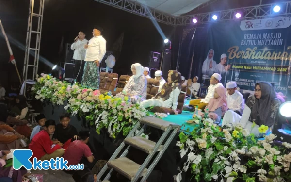 Foto DPRD Tuban Sumartono saat sambutan kepada Santri, Warga dan jamaah Sholawat (25/10/2023)(Foto Ahmad/Ketik.co.id)