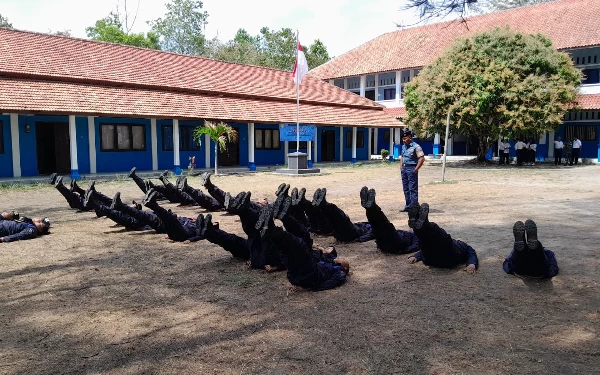 Foto Salah satu kegiatan dalam Latihan Dasar Militer (Latsarmil) yang digelar di SMK Penerbangan Angkasa Nasional (SPAN) Pangkal Pinang. (Humas SPAN Pangkal Pinang)