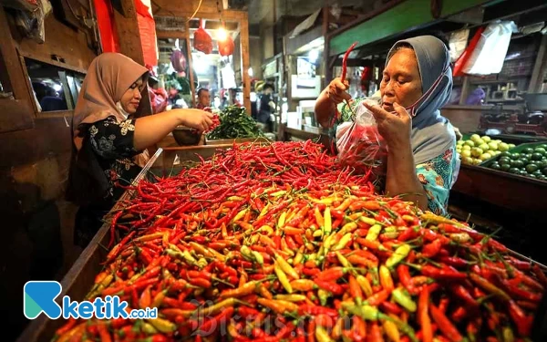 Foto Penjual cabai di pasar tradisional Pacitan. (Foto: Al Ahmadi/Ketik.co.id)