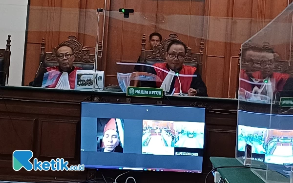 Foto Jalannya sidang Rochmad Bagus Apriyana alias Roy di PN Surabaya, Kamis (26/10/2023). (Foto : M.Khaesar/Ketik.co.id)