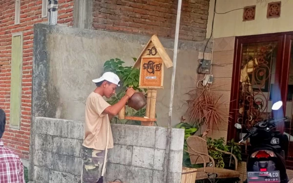 Foto Salah satu rumah warga yang menggunakan papan tanda dengan Aksara Jawa Kuno. (Foto: Rakai Hino)