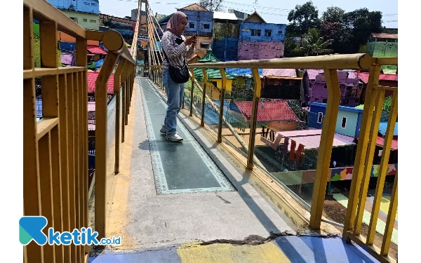 Thumbnail Berita - Hati-hati! Jembatan Kaca Kampung Warna-Warni di Malang Retak, Segera Ditutup Sementara