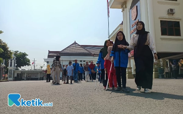 Foto Peserta saat didampingi petugas satpol PP dan Damkar untuk Keliling naik Gedung Pemkab Tuban (27/10/2023)(Foto Ahmad/Ketik.co.id)