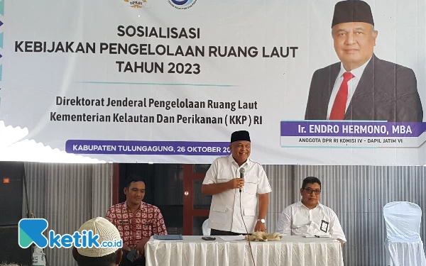 Foto Ir. Endro Hermono, MBA., anggota DPR RI  Saat memberikan  sambutan kepada peserta Sosialisasi Kebijakan Pengelolaan Ruang Laut Tahun 2023. (Foto : Sugeng Ketik)