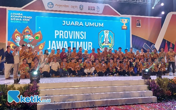 Foto Gubernur Khofifah berfoto bersama para Kontingen Jawa Timur usai diumumkan sebagai juara umum. (Foto: Husni Habib/Ketik.co.id)