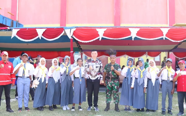 Foto Bupati Kaimana Freddy Thie bersama para pemuda-pemudi generasi muda penerus bangsa usai upacara Hari Sumpah Pemuda. (Foto: Humas Pemkab Kaimana)