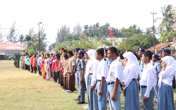 Foto Para pemuda-pemudi Kaimana sedang mengikuti upacara peringatan Hari Sumpah Pemuda. (Foto: Humas Pemkab Kaimana)