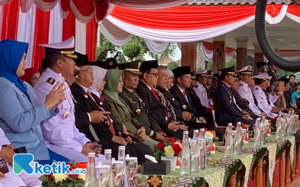 Foto Forkopimda Jatim dan pejabat utama menghadiri upacara Sumpah Pemuda di Blitar. (Foto: Favan Abu Ridho/Ketik.co.id)