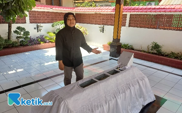 Foto Makam dr Soetomo di dalam Gedung Nasional Indonesia di Jalan Bubutan Surabaya, Sabtu (28/10/2023). (Foto : M.Khaesar/Ketik.co.id)