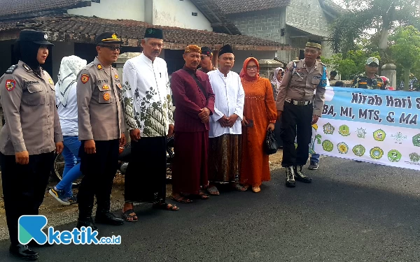 Foto Pejabat yang menghadiri acara Kirab Santri dalam rangka Peringati Hari Santri Nasional Tahun 2023 di Kecamatan Sumbergempol. (Foto : Sugeng Ketik)