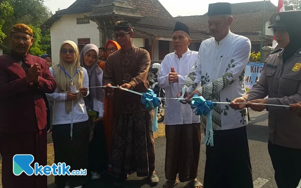 Foto Pelepasan Kirab Santri 2023 dengan di tandai pemotongan pita oleh H. Khoirul Huda selaku Pengawas MTs dan MA kecamatan Sumbergempol. (Foto : Sugeng Ketik)