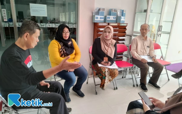 Foto Drs Subijanto kordinasi penanggung jawa kegiatan bersama Pengajar Praktik . (foto: Sutejo Rc/ketik.co.id)