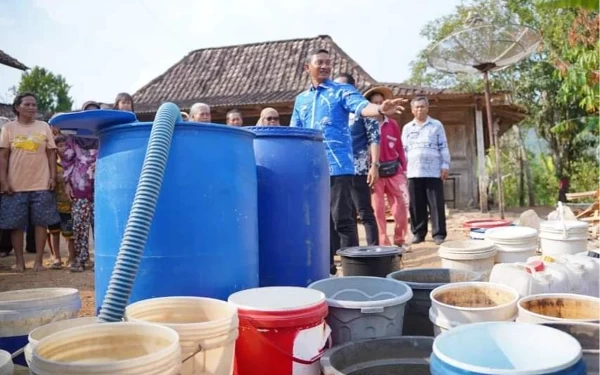 Foto Air bersih yang selalu ditunggu-tunggu warga masyarakat Pacitan yang terdampak kekeringan. (Foto: Prokopim Pacitan)