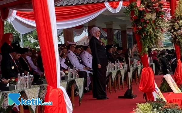 Foto Gubernur Jatim, Khofifah saat memimpin upacara peringatan Hari Sumpah Pemuda di Blitar, Sabtu (28/10/2023) (foto: Favan/ketik.co.id)