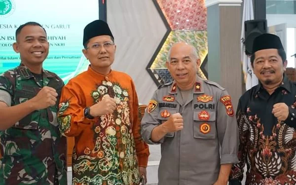 Foto Ketua MUI Pusat, KH Cholil Nafis (berkacamata) bersama TNI, Polri dan MUI Garut (Foto: dokumen pribadi KH Cholil)