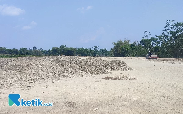 Foto Lokasi pengerjaan pematangan lahan, Sabtu (28/10/2023) (foto :Rizky/ketik.co.id)