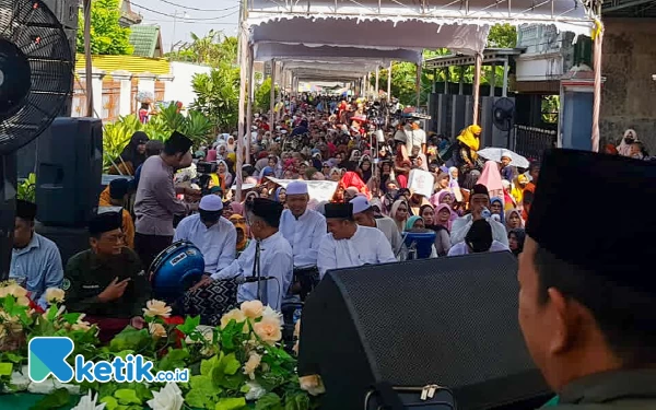 Foto Ribuan warga mengikuti Istighosah dan Sholawat untuk Pertamina di Tuban. (Foto: Ahmad/Ketik.co.id)