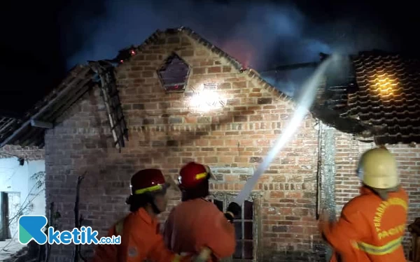 Thumbnail Berita - Rumah Warga di Pacitan Terbakar, Kerugian Ditaksir Puluhan Juta Rupiah