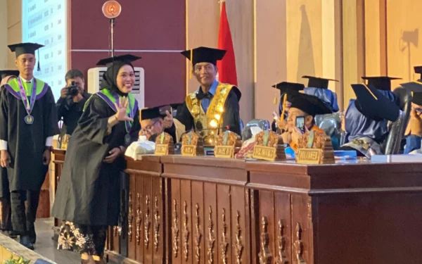 Foto Para wisudawan secara bergantian mendapakan ucapan selamat secara langsung dari Rektor Unipma.  (foto: dok.unipma for ketik.co.id)