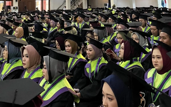 Foto Wisudawan saat mendengarkan sambutan sambutan dan mengikuti prosesi wisuda dengan khidmat.  (foto: dok.unipma for ketik.co.id)