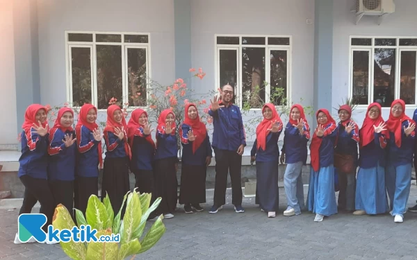 Foto Kelas 22A dan 22B bersama sama melakukan sesi foto setelah acara selesai.  (foto:  Sutejo Rc/ketik.co.id)