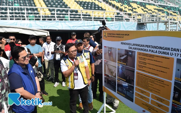 Foto Ketua PSSI Erick Tohir tinjau kesiapan stadion GBT sebelum pembukaan piala dunia, Minggu (29/10/2023). (Foto : M.Khaesar/Ketik.co.id)