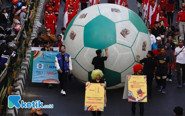 Foto Kemeriahan arak arakan trofi piala dunia U-17 di Kota Surabaya, Minggu (29/10/2023). (Foto : M.Khaesar/Ketik.co.id)