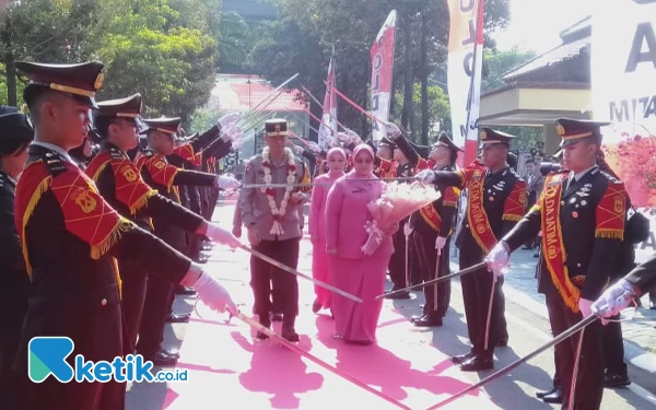 Tarian Khas Jatim hingga Tradisi Pedang Pora Sambut Kapolda Jatim Baru Irjen Imam Sugianto